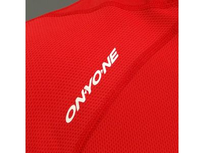 右肩部分にONYONEロゴ（プリント）。