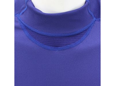 汗の溜まりやすい首の付け根部分をメッシュ切替にすることにより、汗を発散し不快感を軽減します。