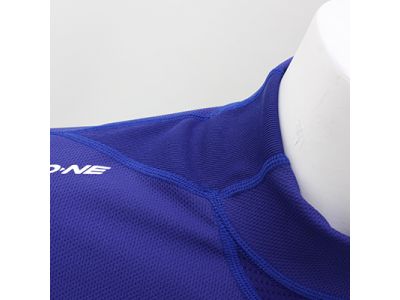 衿脇部分を別パーツにする事で首周りの収縮が容易になり着脱しやすく、首周りの違和感が軽減されます。