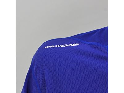 右肩部分にONYONEロゴ（プリント）。