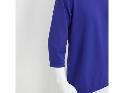 右肩部分にONYONEロゴ（プリント）。