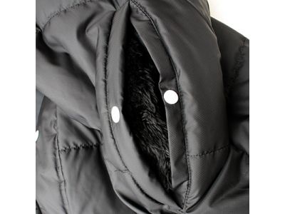 ポケット甲部分がフリースになっており、ハンドウォーマーとして使用可能。