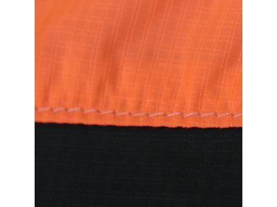 表地は防風性・撥水性に優れた軽量素材を使用