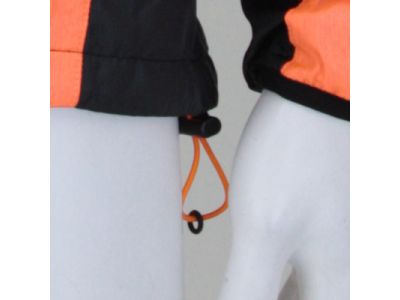 裾はドローコードで調節可能