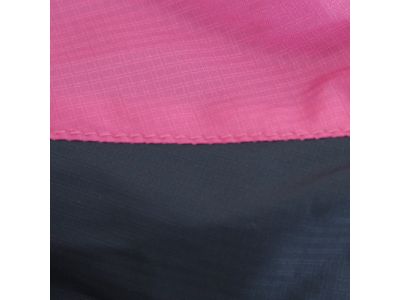 防風性・撥水性に優れた軽量素材を使用