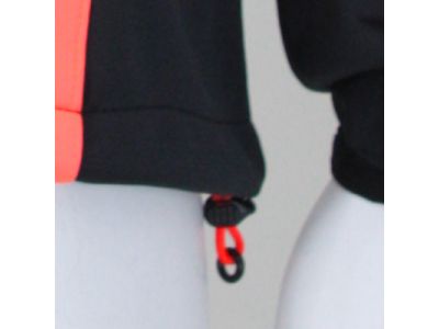 裾はドローコードで調節可能