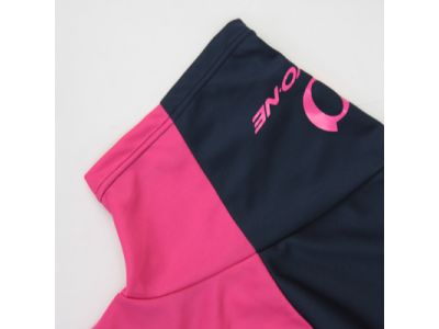 運動性を考慮し、通常の袖丈よりも短めに設計されたショルダースリーブ