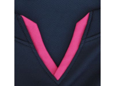 汗の溜まりやすい首の付け根の通気性を高めるエッジネック仕様