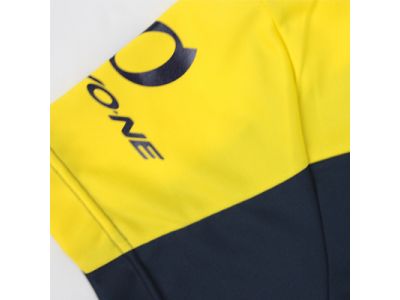 運動性を考慮し、通常の袖丈よりも短めに設計されたショルダースリーブ