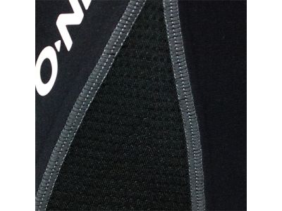 サイド部分をストレッチメッシュにすることにより十分に空気を取り入れられ衣服内のムレを大幅に軽減します。