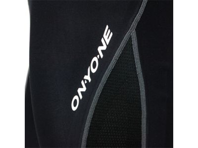 左足サイドにONYONEロゴ（プリント）。