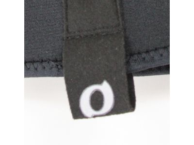 着用時を考慮して手首内側に取り付けられた引き手。耐久性を向上。