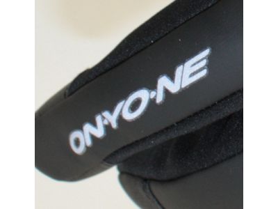 夜間走行時の安全性を考慮して各所へ車のライトに反射して視認性を確保する再帰反射ロゴを搭載。