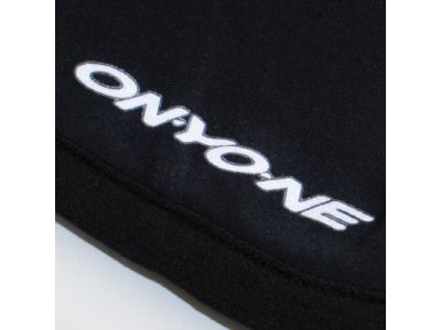 夜間走行時の安全性を考慮して各所へ車のライトに反射して視認性を確保する再帰反射ロゴを搭載。