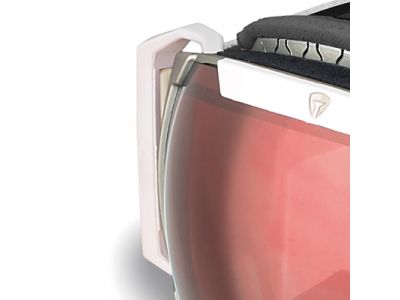 ヘルメット併用時に高いフィット性能を発揮します。