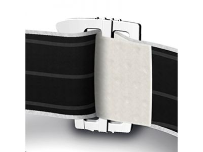 リアバックル付きストラップを採用。