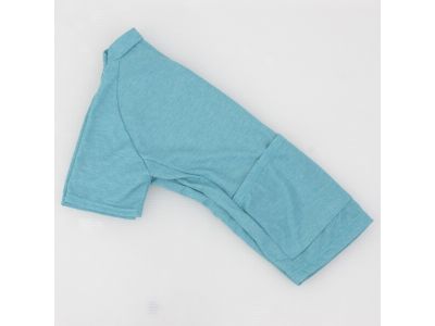 ライディングポジションでの快適性を重視した立体裁断。