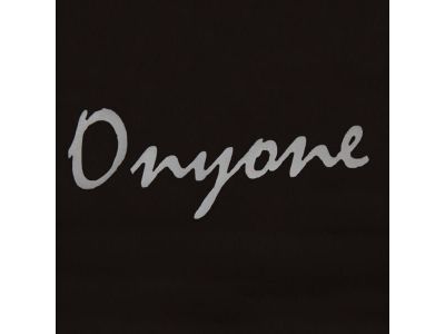 夜間走行時の安全性を考慮して各所へ車のライトに反射して視認性を確保する再帰反射ロゴを搭載。