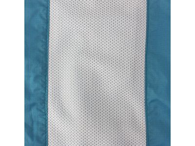 背中中心にメッシュ素材を配置しベンチレーション機能を搭載。通気性を確保し衣服内のムレを軽減