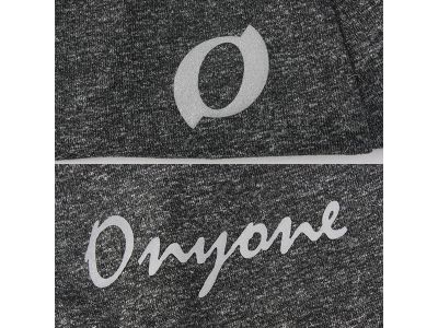 夜間走行時の安全性を考慮して各所へ車のライトに反射して視認性を確保する再帰反射プリントを搭載。