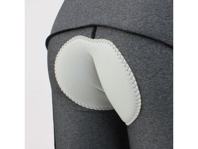 パッドは表面の素材をソフトな肌触りで、クッションは柔軟性を重視した、立体成型による3D PADのコンフォートパッドを採用。