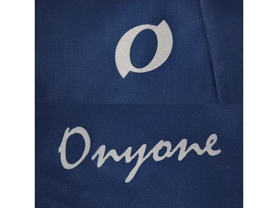 夜間走行時の安全性を考慮して各所へ車のライトに反射して視認性を確保する再帰反射プリントを搭載。