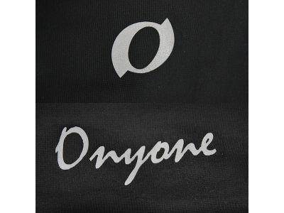 夜間走行時の安全性を考慮して各所へ車のライトに反射して視認性を確保する再帰反射ロゴを搭載。