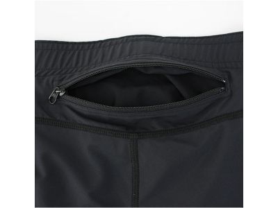 後ろ腰に備え付けられたポケットはポケッタブル機能を備えています。