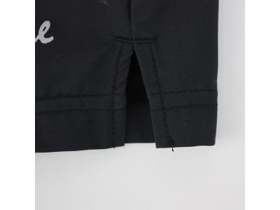 運動性を考慮してスリット構造を採用しています。