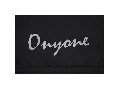 夜間走行時の安全性を考慮して各所へ車のライトに反射して視認性を確保する再帰反射ロゴを搭載。