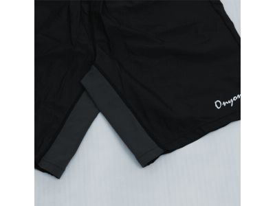 様々な動きに対応する為に股下へストレッチ素材を配置したパネルを採用。