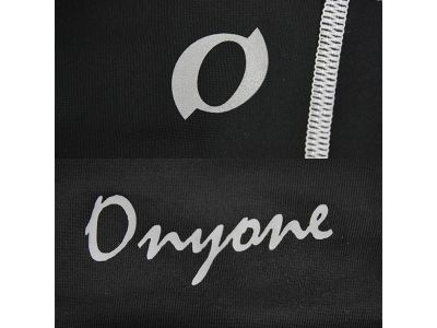 夜間走行時の安全性を考慮して各所へ車のライトに反射して視認性を確保する再帰反射ロゴを搭載。