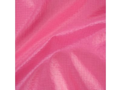 軽量でコンパクト性能を実現する13dtex（12ｄ）リップストップ素材に突然の雨に対応する為に、撥水加工を施しています。