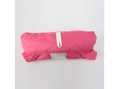 後衿に備え付けられたポケッタブル仕様は、全体をたたみながらまとめるため、シワになりにくい仕様になっています。ジャージシステムポケットなどに入れコンパクトに持ち運べる優れものです。