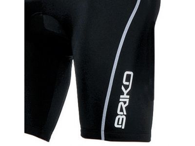 夜間走行時の安全を考慮し、再帰反射ロゴを配置。