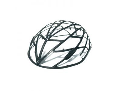 耐衝撃性、軽量性に妥協せずにベンチレーションを確保する為に、全体へプラスチックケージを採用