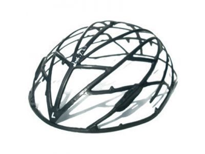 耐衝撃性、軽量性に妥協せずにベンチレーションを確保する為に、全体へプラスチックケージを採用。