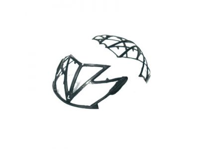 耐衝撃性、軽量性に妥協せずにベンチレーションを確保する為に、前後分けてプラスチックケージを採用。