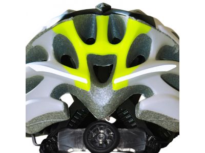 視認性の高い再帰反射材を配置。