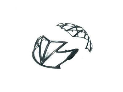 耐衝撃性、軽量性に妥協せずにベンチレーションを確保する為に、前後分けてプラスチックケージを採用。