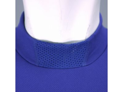 ネックタイプ：ミドルネック（高さ4cm） 。