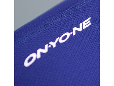 右肩にONYONEロゴ（プリント）。