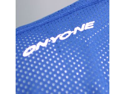 右肩にONYONEロゴ（プリント）。