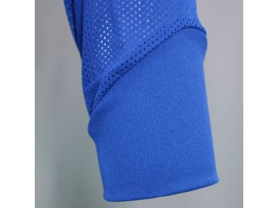 手首付近のフィット感を向上させる為、袖口を長めに設定しました。