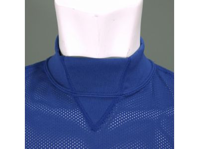 ネックタイプ：ハイネック（高さ4.7cm） 。首周りの収縮が容易になり着脱しやすく、首周りの違和感が軽減されます。