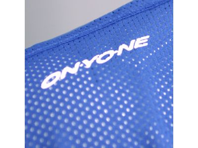 右肩にONYONEロゴ（プリント）。