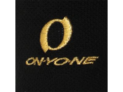 ゴールドの刺繍で高級感のあるブランドロゴに