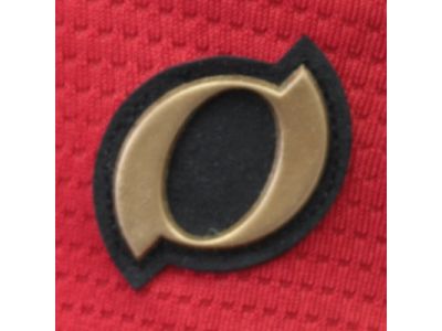 ゴールドの3Dシリコンで高級感のあるブランドロゴに