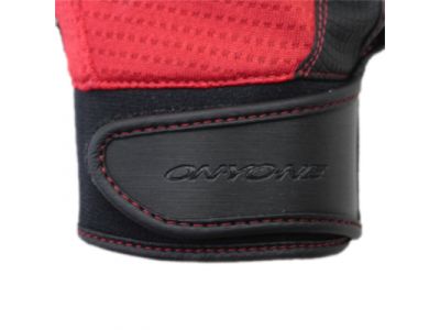 手首の操作性を妨げないよう細めのネオプレーン素材を使用