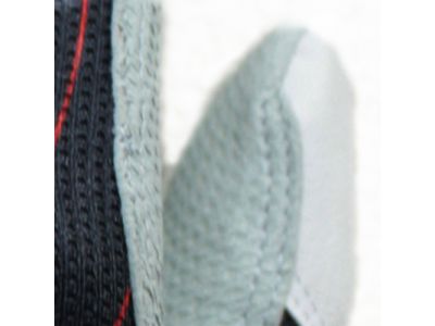 グリップ性に優れた天然皮革（羊革）を使用。